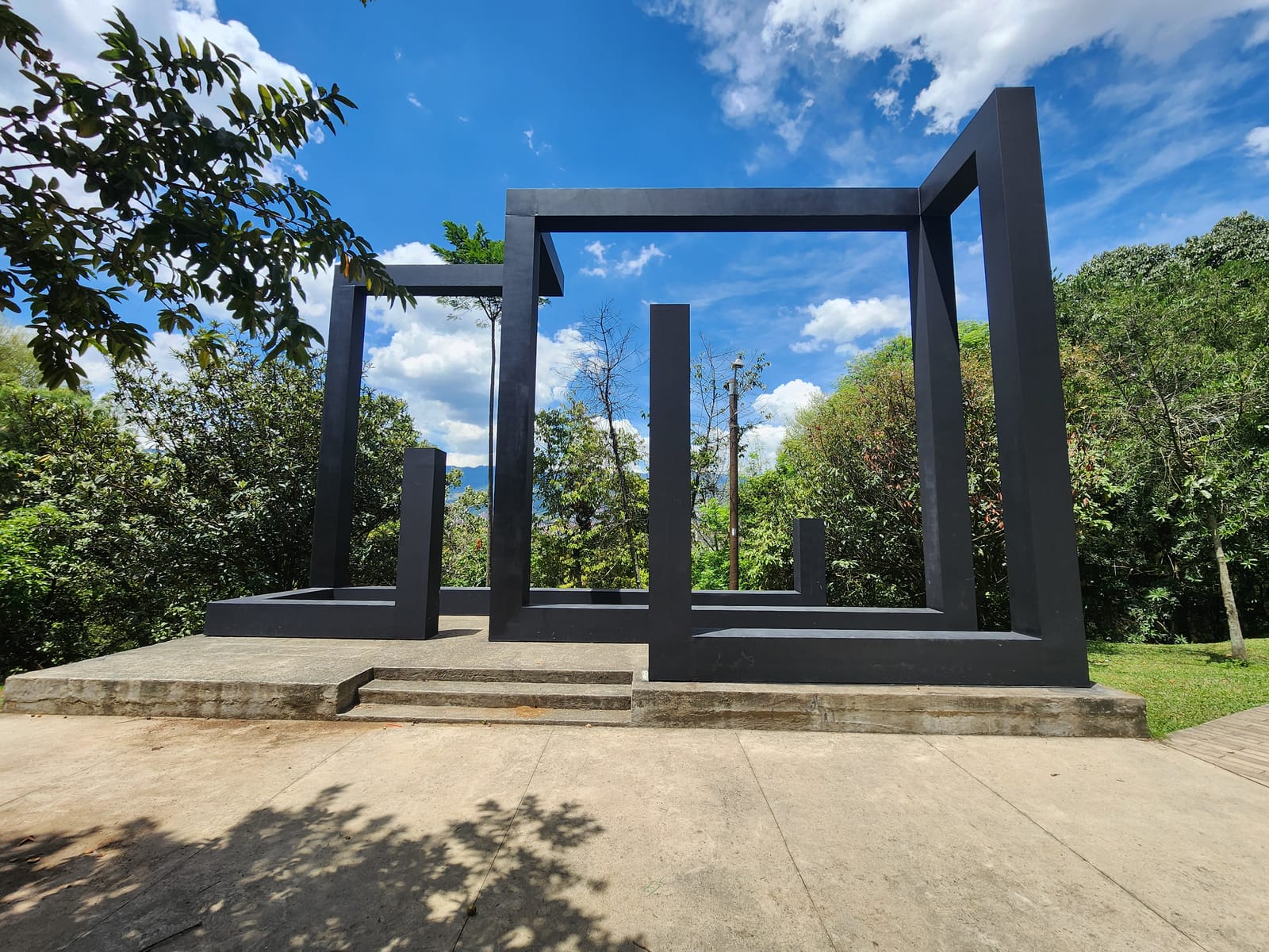 Vista de Calle de la Plaza Tradicional - Cerro de Nutibara Sculpture Park, Medellín