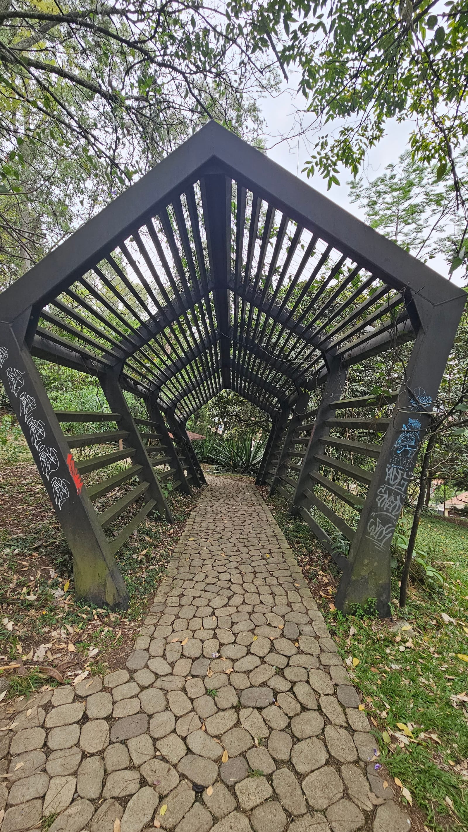 Mirador en la Cima de la Montaña - Cerro de Nutibara Sculpture Park, Medellín