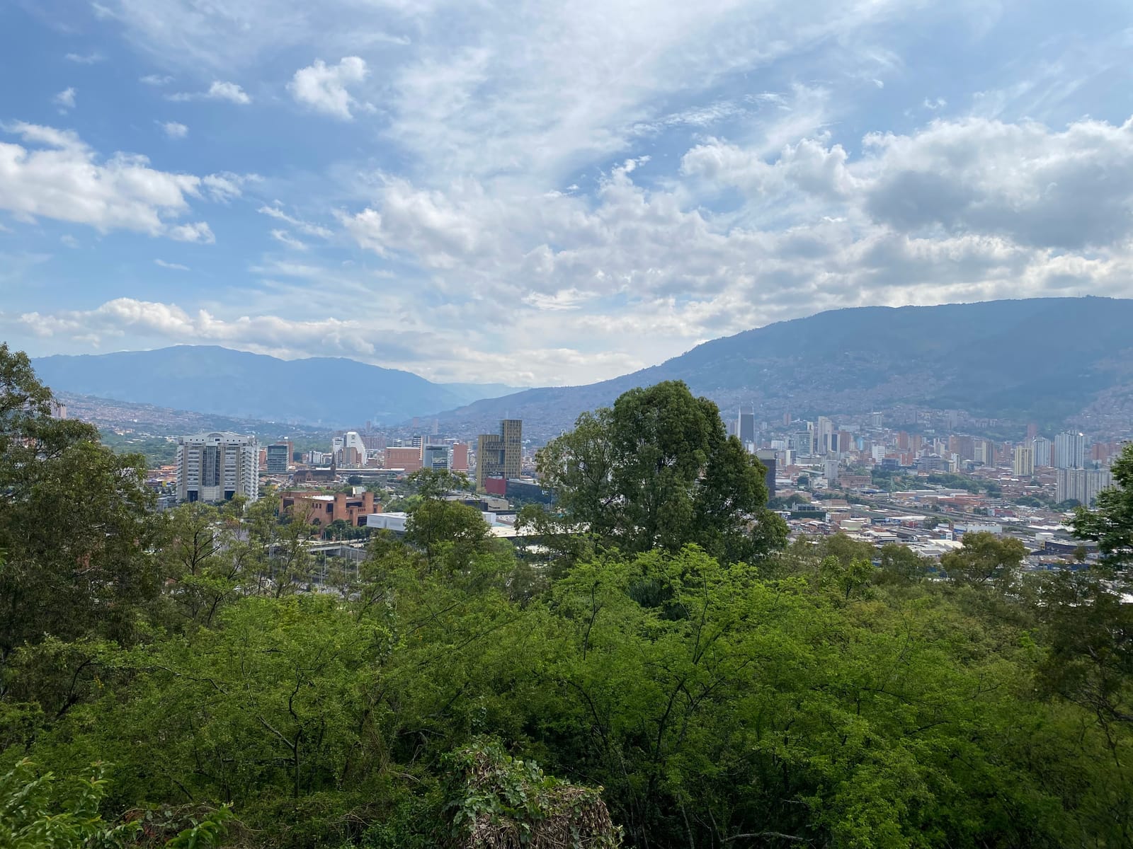 Escenas de Actividades de Turistas - Cerro de Nutibara Sculpture Park, Medellín